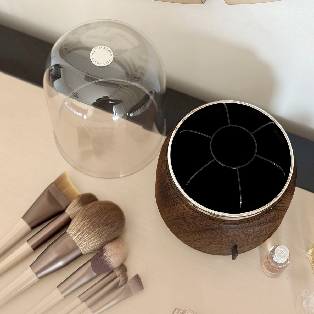 高級感のあるメイクブラシホルダー。卓上用で、防塵機能があり、 - Luxury Skincare And Makeup Brands のレビューと価格